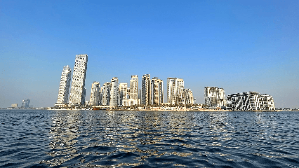 Dubai Creek Harbour — Uferpromenade und Skyline