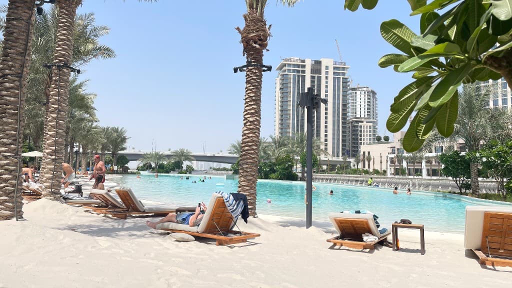 Lagune und Strand am Creek Harbour